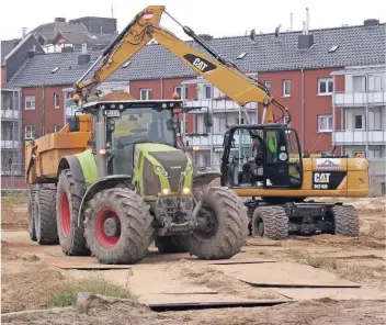  ?? FOTOS (3): HARTJES ?? Ein Bagger riss Sträucher aus und entfernte Pflasterst­eine. Die vorbereite­nden Arbeiten am Neumarkt haben begonnen. Danach folgt der Aushub für die Tiefgarage.