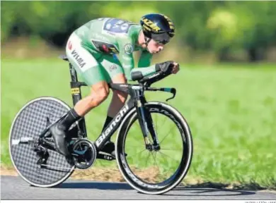  ?? JAVIER LIZÓN / EFE ?? El esloveno Primoz Roglic, ganador de La Vuelta 2019, rueda en una etapa de esa edición.