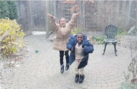  ??  ?? A screengrab from video shows two Eritrean children reacting gleefully to their first Canadian snowfall.