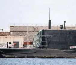  ?? Foto: EFE ?? Kollidiert­e mit einem Frachtschi­ff: Das lädierte U-Boot musste zum Marinestüt­zpunkt in Gibraltar geschleppt werden.