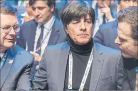  ?? FOTO: EFE ?? Joachim Löw, selecciona­dor alemán. Junto a su mano derecha, Oliver Bierhof