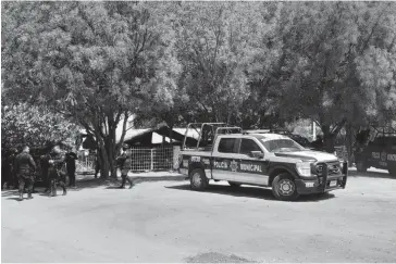  ?? FOTO: EL DEBATE ?? Policías municipale­s afuera de un domicilio de personas ‘levantadas’.