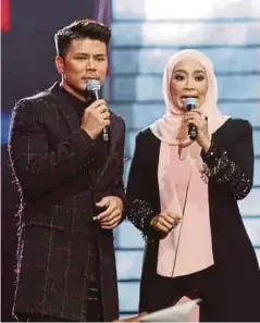  ??  ?? Fara Fauzana dan Awal Ashari ketika mengacarak­an Anugerah Juara Lagu (AJL) 31.