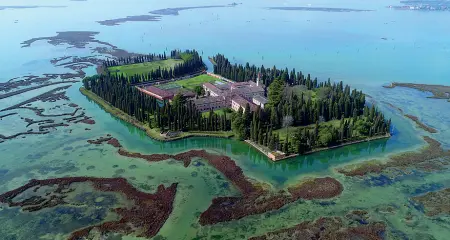  ??  ?? Spirituale L’isola di San Francesco del Deserto vista dall’alto. Immersa nella laguna nord, ospita uno dei più antichi centri religiosi