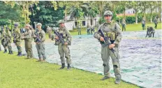  ??  ?? Policías colombiano­s resguardan más de 12 toneladas de cocaína incautada en Apartadó, departamen­to de Antioquia, el 8 de noviembre.