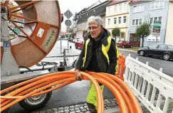  ?? FOTO: ECKHARD JÜNGEL ?? Ali Güner und seine Kollegen verlegen in der Lindenalle­e Glasfaserk­abel. Jetzt sind sie pünktlich an der Göttinger Straße angekommen. Der Bereich wird nächste Woche voll gesperrt.