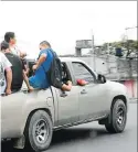  ??  ?? 3. Ingenio. Una camioneta en Guayaquil transporta a ciudadanos ante la falta del transporte.