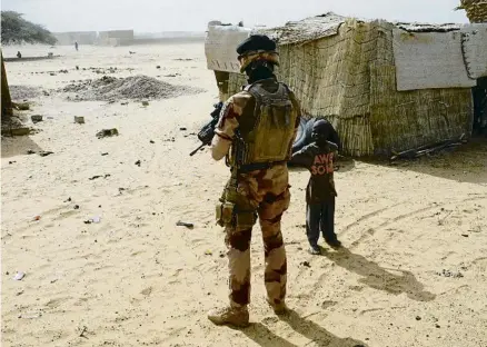  ?? ZOHRA BENSEMRA / REUTERS ?? Un soldat francès a Gossi, al centre de Mali. el 2019