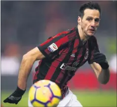  ??  ?? EN HORAS. Nikola Kalinic disputa un balón con el Milán.