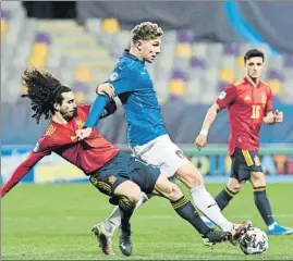  ?? FOTO: GETTY ?? Marc Cucurella, pugnando por el balón con Lovato durante el duelo de ayer