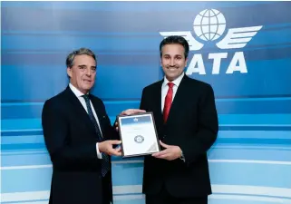  ??  ?? Saudi Arabian Airlines Director General Saleh bin Nasser Al-Jasser receives the certificat­ion from IATA Director General and CEO Alexandre de Juniac.
