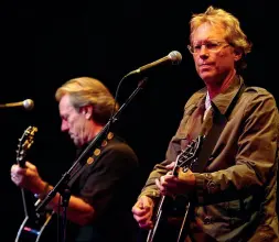  ??  ?? Domani al Dal Verme Gerry Beckley e Dewey Bunnell degli America