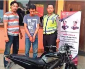  ?? ADI WIJAYA/JAWA POS ?? DIBORGOL: Tersangka Fasikin (tengah) ditahan polisi setelah dihadang di sekitar pintu tol Kebomas.