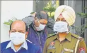  ?? SAMEER SEHGAL/HT ?? Health department employees with a policeman during a mock drill in Amritsar on Thursday.