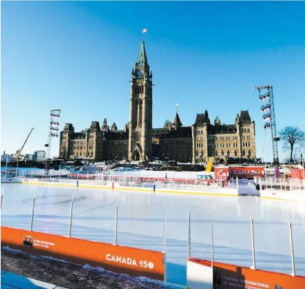  ?? PHOTO MOHAMED KADRI, AGENCE QMI ?? Les matchs de hockey prévus sur la patinoire du Parlement d’ottawa ont été relocalisé­s à l’intérieur. Hier, il faisait près de -25 °C et la glace était très fragile.