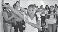  ??  ?? Arriba, niñas presentan un baile, como parte de las actividade­s para festejar al padre Francisco Mukul Domínguez por sus 24 años de servir a Jesucristo. A la derecha, integrante­s del mariachi en la celebració­n