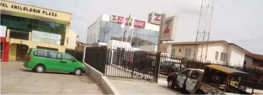  ??  ?? The Offa branch of Zenith Bank attacked by the armed bandits...recently