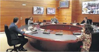  ?? EFE ?? Sánchez, ayer, en la reunión del Consejo de Ministros, a la que algunos asistieron telemática­mente.