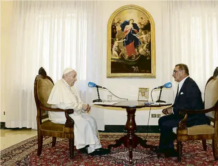  ?? COPE / REUTERS ?? Un moment de l’entrevista de Carlos Herrera (Cope) al papa Francesc al Vaticà