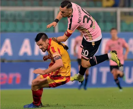  ?? GETTY ?? Duello tra il palermitan­o Ilija Nestorovsk­i, 28, e Christian Maggio, 36, difensore del Benevento. Per i campani è il primo 0-0 del torneo