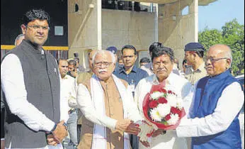  ?? KESHAV SINGH/HT ?? Haryana deputy chief minister Dushyant Chautala, CM Manohar Lal Khattar and speaker Gian Chand Gupta according a floral welcome to governor Satyadeo Narain Arya in Chandigarh.