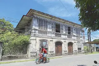  ??  ?? The Alunan-Lizares Museum in Talisay gives you a glimpse of Negros life a century ago.