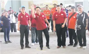  ??  ?? RASMI: Dr Abdul Rahman melontar bola sebagai simbolik perasmian kejohanan petanque sambil disaksikan Zaidi (kiri) dan Ong (tiga kanan) di Santubong semalam.