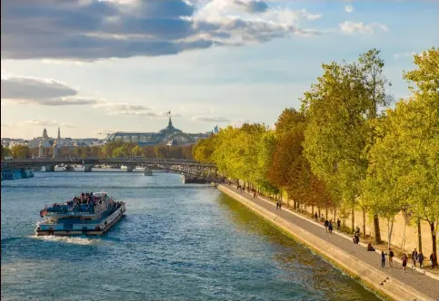  ??  ?? Le bien retenu par l’Unesco comprend les ponts, les quais et les berges de la Seine dans la partie historique de son cours (entre le pont de Sully et le pont d’Iéna), l’île Saint-Louis et l’île de la Cité. Photo: En arrière-plan, le Grand Palais et sa verrière, la plus grande d’Europe.