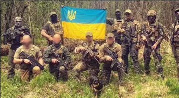  ?? PRIVATFOTO ?? Danske Mike med sin kampgruppe i Ukraine.