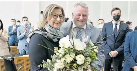  ?? FOTO: BECKERBRED­EL ?? Anke Rehlinger nimmt die Glückwünsc­he von SPD-Fraktionsc­hef Ulrich Commerçon entgegen. 32 der 51 Abgeordnet­en stimmten für sie.