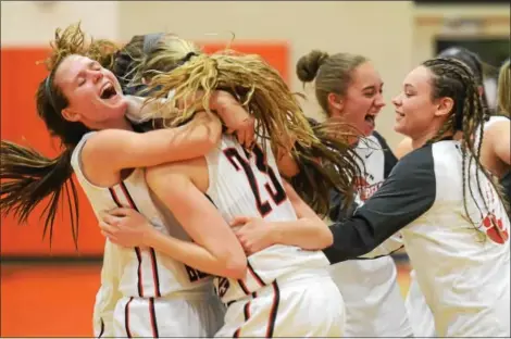  ?? PHOTOS BY SAM STEWART — DIGITAL FIRST MEDIA ?? Members of the Boyertown girls basketball team celebrate after defeating Methacton 47-44 in the Pioneer Athletic Conference title game.