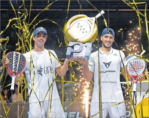  ?? ?? Juan Lebrón y Alejandro Galán posan con los trofeos tras imponerse en el P-1 del Premier Padel celebrado en el WiZink Center de Madrid.