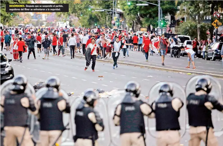  ??  ?? DESÓRDENES. Después que se suspendió el partido, seguidores del River se enfrentaro­n a la seguridad.