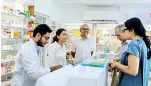  ??  ?? Directors Meenal Mahtani and Trihan Perera (behind the counter) speak to Healthhub’s first customers on opening day