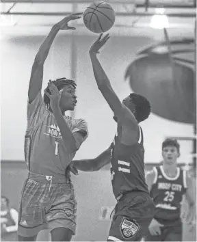  ?? COMMERCIAL APPEAL ARIEL COBBERT/ THE ?? Jonathan Lawson (1) passes the ball while being guarded by Chance Westry (1) on Saturday, August 29, 2020, during Hoop City high school basketball showcase at St. Benedict at Auburndale High School in Memphis, Tenn.