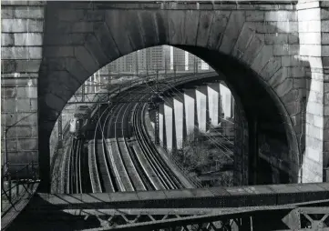  ??  ?? In another November 1972 photo, made from a daring perch atop the main cantilever truss, photograph­er Hand framed a New York-bound train in the arch of the bridge’s Wards Island tower.