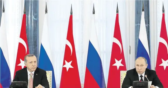  ?? Ruský prezident Vladimir Putin (vpravo) si s tureckým protějškem Recepem Tayyipem Erdoganem rozuměl takřka ve všem. Staré křivdy byly zapomenuty. FOTO REUTERS ?? Dva lídři, stejné cíle.