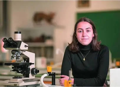  ?? GONZALO PÉREZ ?? La alumna del Colegio Maristas Chamberí, Sara Ballestero­s, quiere estudiar Bioquímica y ser investigad­ora médica