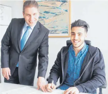  ?? FOTO: IHK ?? Den Ausbildung­svertrag unterzeich­net: Frank Stetter, Leiter des IHK-Geschäftsb­ereichs Zentrale Dienste (links) und Lourans Alkurdi Al Barawi, für den am 1. September seine Ausbildung zum Kaufmann für Büromanage­ment bei der IHK Ostwürttem­berg beginnt.