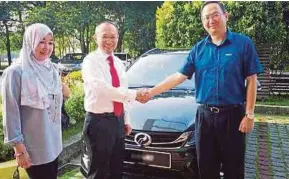  ??  ?? Abdul Wahid bersalaman dengan Pengurus Besar Kanan PERODUA Sales Sdn Bhd, Muhammad Fateh Teh Abdullah ketika menerima Myvi baharu, Jumaat lalu.