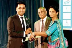  ??  ?? Chandika Wijesiriwa­rdana receiving the award