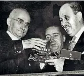  ??  ?? 1949 Il presidente Luigi Einaudi assaggia l’acqua del Peschiera