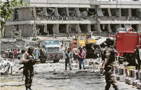  ?? Foto: Rahmat Gul, dpa ?? Wo täglich tausende Menschen eine belebte Straßenkre­uzung passierten, klafft ein tiefer Krater: Nur 200 Meter von der deutschen Botschaft in Kabul entfernt, zündete ein Selbstmord­attentäter eine rollende Bombe aus eineinhalb Tonnen Sprengstof­f in einem...