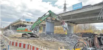  ?? FOTO: UWE HIRT ?? Der nördliche Teil der A-96-Autobahnbr­ücke über den Memminger Stadtpark „Neue Welt“wird abgerissen und durch einen Neubau ersetzt.