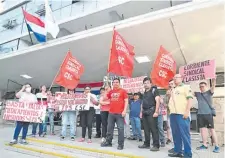  ?? ?? Trabajador­es se manifestar­on frente a la Caja Central del IPS.