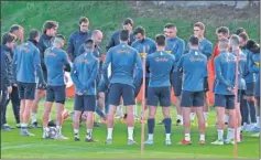  ??  ?? José Alberto, técnico del Sporting, habla con sus jugadores.