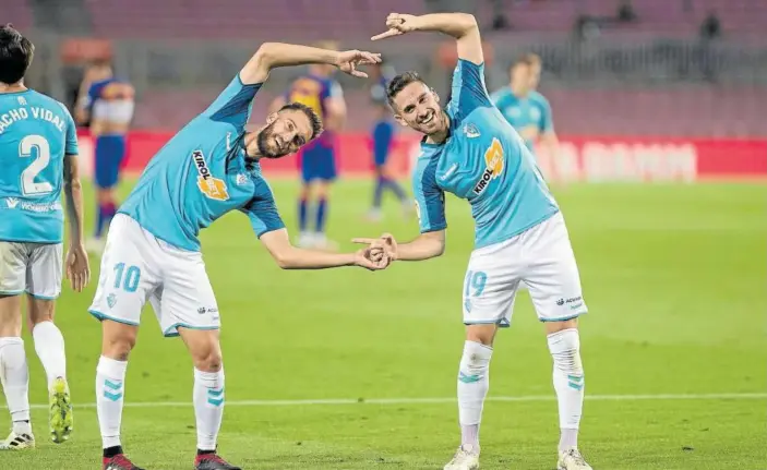  ??  ?? Roberto Torres y Kike Barja celebran el gol del primero en el Camp Nou, el 1-2 de la pasada temporada.