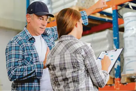  ?? Foto: Shuttersto­ck ?? Kam to dáme? Logistika patří mezi obory, kde se zvyšují platy nejrychlej­i. Ještě v lednu bral skladník necelých 23 tisíc hrubého, v dubnu už to bylo téměř 25 tisíc. Plat disponenta, tedy člověka, který plánuje trasu i vytíženost vozidel, poskočil z lednových 30 647 na dubnových 32 925 korun hrubého. Nejvíce si však polepšili řidiči kamionů, kteří v dubnu vydělali o 7 252 korun více než na začátku roku.