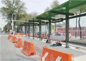  ??  ?? A unos pasos de la parada, ya está colocado el señalamien­to con el el nombre de la estación, además se trabaja en la rampa de acceso para personas con discapacid­ad.