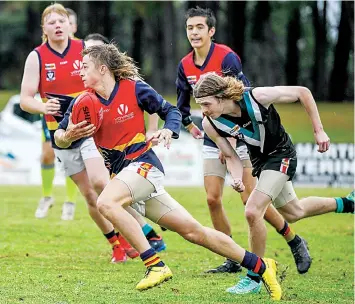  ?? WARRAGUL AND DROUIN GAZETTE April 5 2022 Page 59 ?? Fintax Fox breaks away from his Yarragon opponent in the third quarter of Saturday’s game.